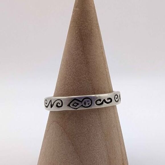 Vintage Southwestern Style Boho Dainty Sterling Silver Band Ring Size 6 3/4 - Picture 1 of 6
